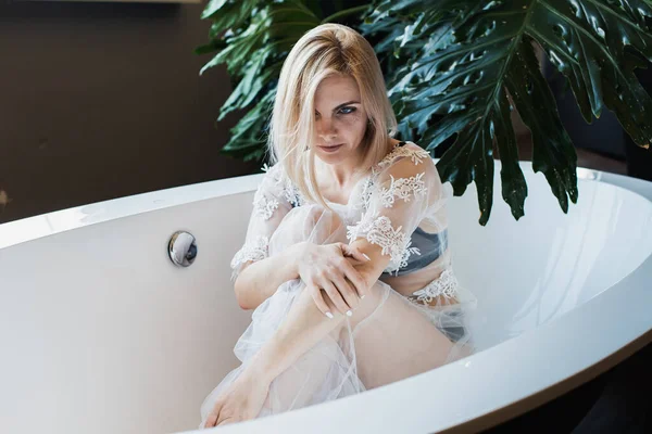 Açık havada tropik çiçeklerle, organik cilt bakımıyla lüks bir spa otelinde, yaşam tarzı fotoğrafıyla rahatlayan bir kadın..