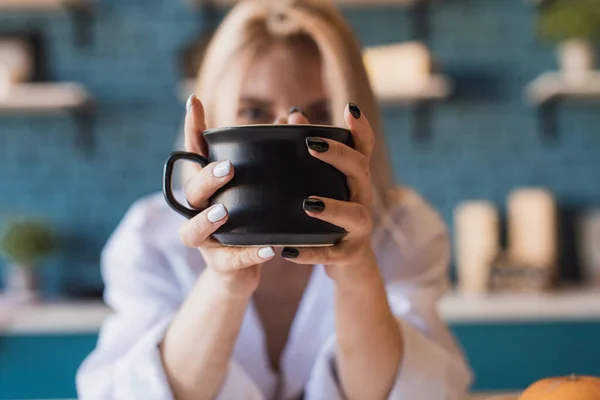 Utangaç Genç Bir Kadın Bir Fincan Kahvenin Arkasına Saklanıyor Iki — Stok fotoğraf