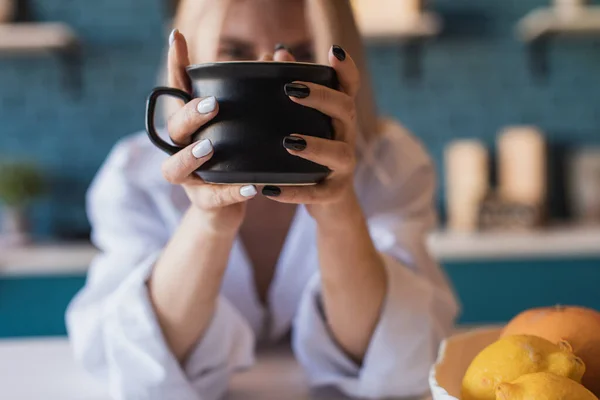 Utangaç Genç Bir Kadın Bir Fincan Kahvenin Arkasına Saklanıyor Iki — Stok fotoğraf