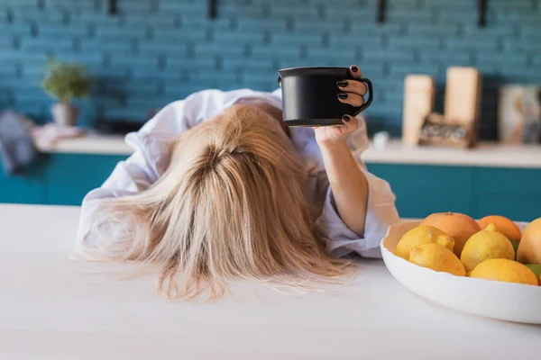 Yorgun Genç Sarışın Kız Mutfak Masasına Başını Eğdi Ama Elinde — Stok fotoğraf