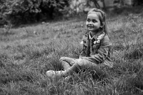 Little Blonde Girl Squatting Green Grass Smiling Man Nature Concept — Stock Photo, Image