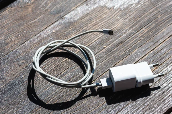 Kabel Handy Ladegeräte Auf Holz Hintergrund — Stockfoto