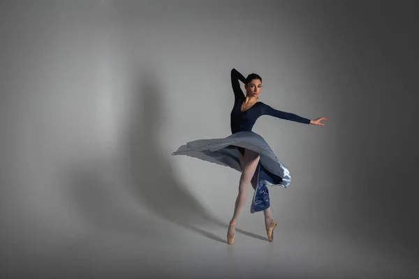Mladá Hezká Křehká Krásná Baletka Tančící Dlouhých Modrých Šatech Uniformě — Stock fotografie
