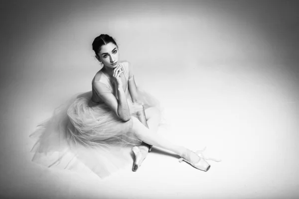 Unavený Pěkný Emocionální Baletka Sedí Světlém Pozadí Místo Pro Nápis — Stock fotografie