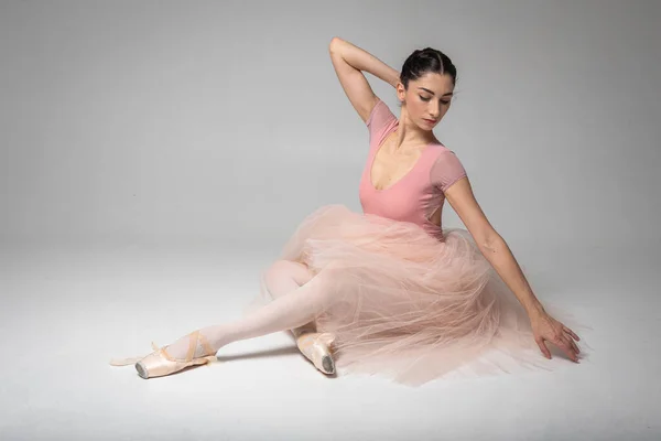 Bailarina Cansada Sentada Sobre Fondo Claro — Foto de Stock
