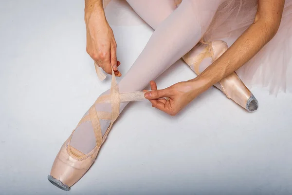 Крупним Планом Вид Ніг Взутті Ноги Молодої Балерини Білому Тлі — стокове фото