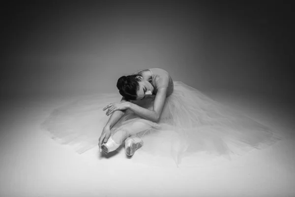 Bailarina Bonita Emotiva Cansada Sentada Sobre Fondo Claro Lugar Para —  Fotos de Stock
