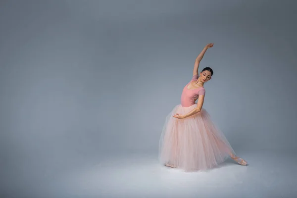 Νέα Όμορφη Εύθραυστη Όμορφη Μπαλαρίνα Χορεύει Ένα Μακρύ Ανοιχτό Ροζ — Φωτογραφία Αρχείου