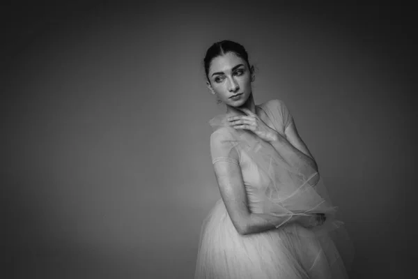 Ασπρόμαυρη Φωτογραφία Κοντινό Πορτραίτο Μπαλαρίνας Νεαρή Χορεύτρια Μπαλέτου Ντυμένη Επαγγελματικά — Φωτογραφία Αρχείου