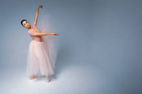 Nuori Kaunis Hauras Kaunis Ballerina Tanssii Pitkä Vaalean Vaaleanpunainen Mekko — kuvapankkivalokuva