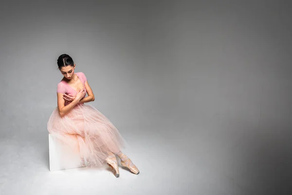 Bonita Bailarina Una Joven Bailarina Ballet Elegante Vestida Con Atuendo — Foto de Stock