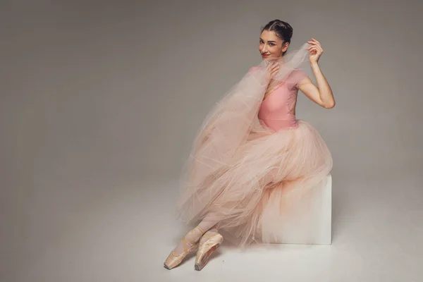 Bonita Bailarina Una Joven Bailarina Ballet Elegante Vestida Con Atuendo —  Fotos de Stock