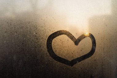 Kalp pencerede, çiğ taneleri sabah güneşi, aşk, romantizm, yazıtlar için boş alan 