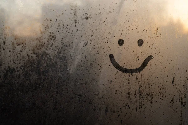 Χαριτωμένο Χαμογελαστό Χαμογελαστό Ζωγραφισμένο Στο Παράθυρο Πάνω Από Θολή Φόντο — Φωτογραφία Αρχείου