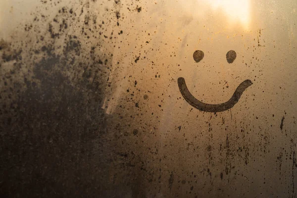 Netter Smiley Lächelnd Auf Das Fenster Über Verschwommenem Hintergrund Gemalt — Stockfoto