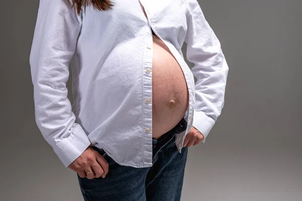 Jonge Moeder Spijkerbroek Een Wit Shirt Staat Raakt Handen Van — Stockfoto