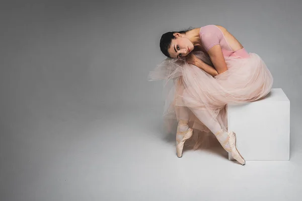 Ung Söt Bräcklig Vacker Ballerina Sitter Trött Torterad Lång Blekrosa — Stockfoto