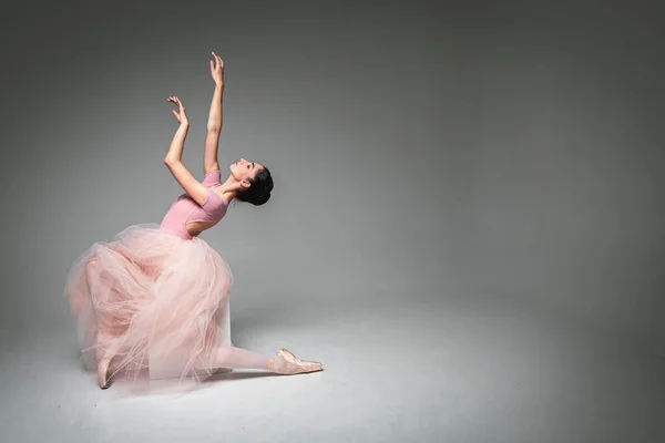 Jong Mooi Fragiel Mooi Ballerina Dansen Een Lange Lichtroze Jurk — Stockfoto