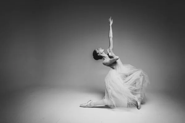 Foto Preto Branco Jovem Bonita Frágil Bela Bailarina Dançando Longo — Fotografia de Stock