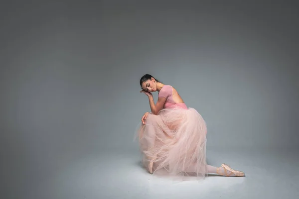 Fiatal Csinos Törékeny Gyönyörű Balerina Fáradt Kínzott Egy Hosszú Halvány — Stock Fotó