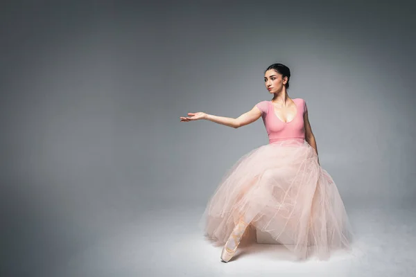 Fiatal Csinos Törékeny Gyönyörű Balerina Táncol Egy Hosszú Halvány Rózsaszín — Stock Fotó