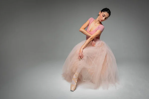 Jong Mooi Fragiel Mooi Ballerina Dansen Een Lange Lichtroze Jurk — Stockfoto