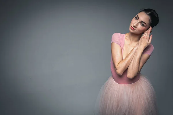 Porträtt Ung Söt Ömtålig Vacker Ballerina Lång Blekrosa Klänning Med — Stockfoto