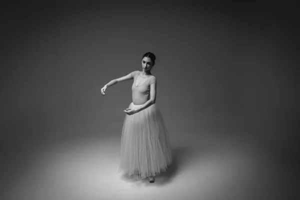 Κλασική Ασπρόμαυρη Φωτογραφία Νεαρή Όμορφη Εύθραυστη Όμορφη Μπαλαρίνα Χορεύει Ένα — Φωτογραφία Αρχείου