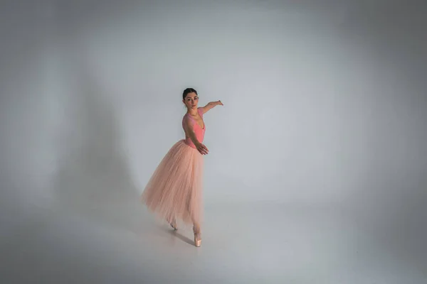 Молодая Красивая Хрупкая Красивая Балерина Танцует Длинном Бледно Розовом Платье — стоковое фото