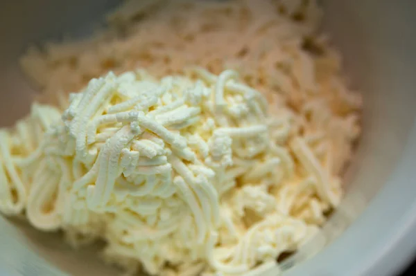 自制的奶牛奶酪 奶酪在一个碗里 软软的奶酪在一个白色的高碗里 有选择的重点 — 图库照片