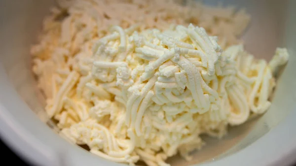 소치즈 집에서 치즈를 그릇에 대접에 부드러운 치즈를 넣는다 선택적 — 스톡 사진