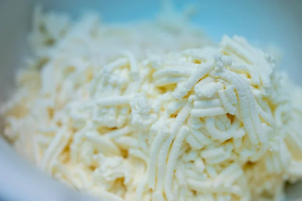 Yapımı Inek Peyniri Toprak Kasede Peynir Beyaz Uzun Bir Kasede — Stok fotoğraf