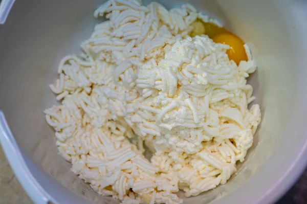 Yapımı Inek Peyniri Toprak Yumurta Yapımı Peynirli Kek Kasede Peynir — Stok fotoğraf