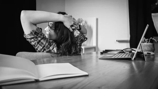 Retrato Blanco Negro Una Joven Cansada Positiva Emocional Hermosa Chica —  Fotos de Stock