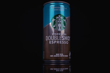 Ukrayna, Lviv, Nisan 07, 2022, Starbucks 'ta soğuk kahve, siyah arka planda izole edilmiş metal bir kavanozda duble shot espresso.