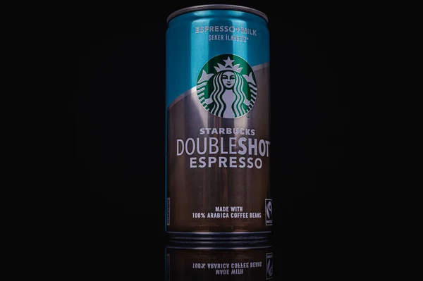 Ukrayna, Lviv, Nisan 07, 2022, Starbucks 'ta soğuk kahve, siyah arka planda izole edilmiş metal bir kavanozda duble shot espresso.