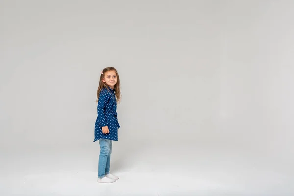 Fotografie Dívky Skákající Zvedající Pěsti Modré Košili Džínách Izolované Bílém — Stock fotografie