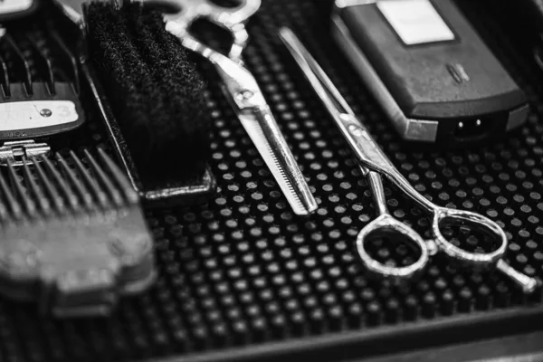 Berber dükkanı, saç kesimi, kuaför atölyesi. Siyah beyaz fotoğraf. Seçici odak