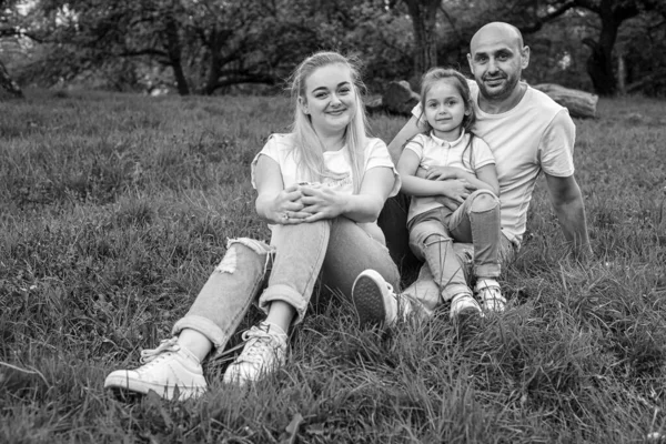 Foto Blanco Negro Familia Feliz Descansando Parque Verano Hierba Concepto — Foto de Stock