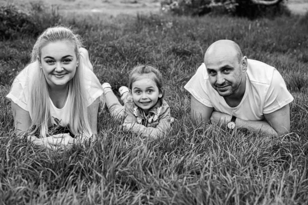 Foto Blanco Negro Familia Feliz Descansando Parque Verano Hierba Concepto — Foto de Stock