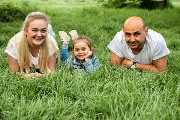夏の公園で休んでいる幸せな家族 — ストック写真