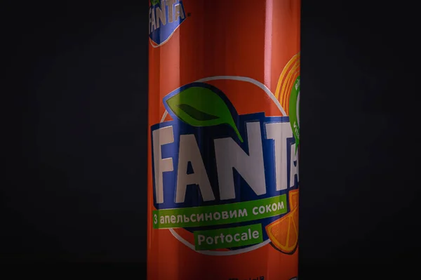 우크라이나 리비우 2022 Fanta 항아리 탄산가스가 배경에 분리되어 광고를 만들었다 — 스톡 사진