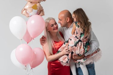 Hafif bir geçmişi olan güzel hamile bir kadın, neşeli, kutlayan ve şaşırtan. Aile ve bebek doğumu kavramı.