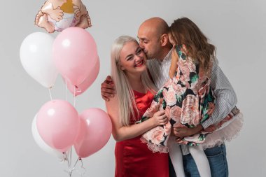 Hafif bir geçmişi olan güzel hamile bir kadın, neşeli, kutlayan ve şaşırtan. Aile ve bebek doğumu kavramı.