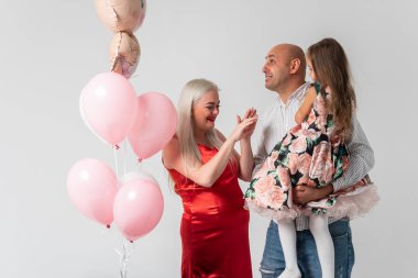 Hafif bir geçmişi olan güzel hamile bir kadın, neşeli, kutlayan ve şaşırtan. Aile ve bebek doğumu kavramı.
