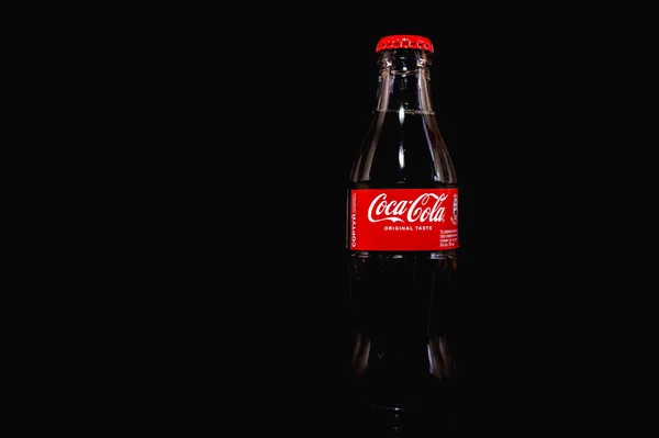 Ukraina Lviv April 2022 Coca Cola Kald Kullsyreholdig Drikk Glassglass – stockfoto