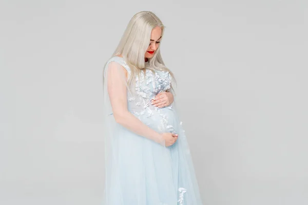Молодая Беременная Женщина Мама Светлом Платье Белом Фоне Помещении Место — стоковое фото