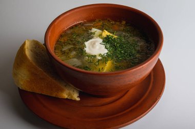 Lezzetli ev yapımı Kore yemeği, çorba. Erişteli baharatlı biftek çorbası..