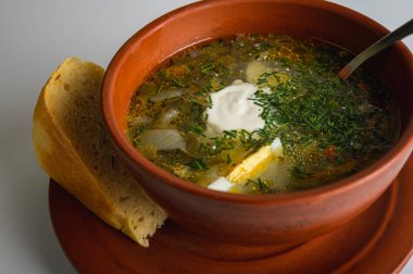 Lezzetli ev yapımı Kore yemeği, çorba. Erişteli baharatlı biftek çorbası..