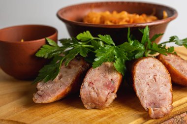 Et tepsisi, sosis, lahana, ziyafet için sıcak atıştırmalık. Lezzetli sıcak yemek konsepti